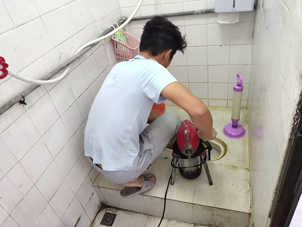 志丹肥皂掉到马桶里把马桶堵住了怎么办？马桶堵住了怎么办